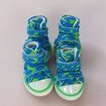 Cargar la imagen en la vista de la galería, Pair of blue star-patterned high-top dog sneakers viewed from front on light background.