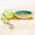 Cargar la imagen en la vista de la galería, Dog collar and leash set displayed on brown wooden boards