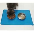 Cargar la imagen en la vista de la galería, Blue silicone feeding mat with two stainless steel bowls filled with food and water  
