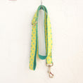 Cargar la imagen en la vista de la galería, Leash hanging against a white textured wall showing full length and pattern
