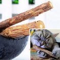 Charger l'image dans la visionneuse de la galerie, Two natural Matatabi sticks displayed in a ceramic bowl with an inset showing a cat enjoying chewing
