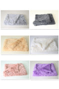 Cargar la imagen en la vista de la galería, Variety of plush pet blankets folded, showing light gray and dark gray colors
