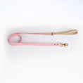 Cargar la imagen en la vista de la galería, Pink leather dog leash with beige handle and matching collar
