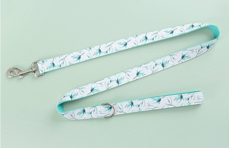 Leash fully extended showing silver clasp and leaf pattern