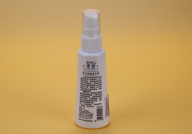 Close-up of single white spray bottle showing text and detailed instructions in Chinese on the back label