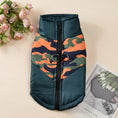Cargar la imagen en la vista de la galería, Close-up of green and orange camouflage padded dog jacket front with zipper and leash ring
