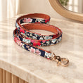 Charger l'image dans la visionneuse de la galerie, Navy floral dog leash with gold-tone clip on beige marble
